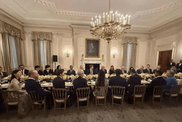 饭桌上“强收份子钱”，特朗普办了一场“鸿门宴” | 京酿馆